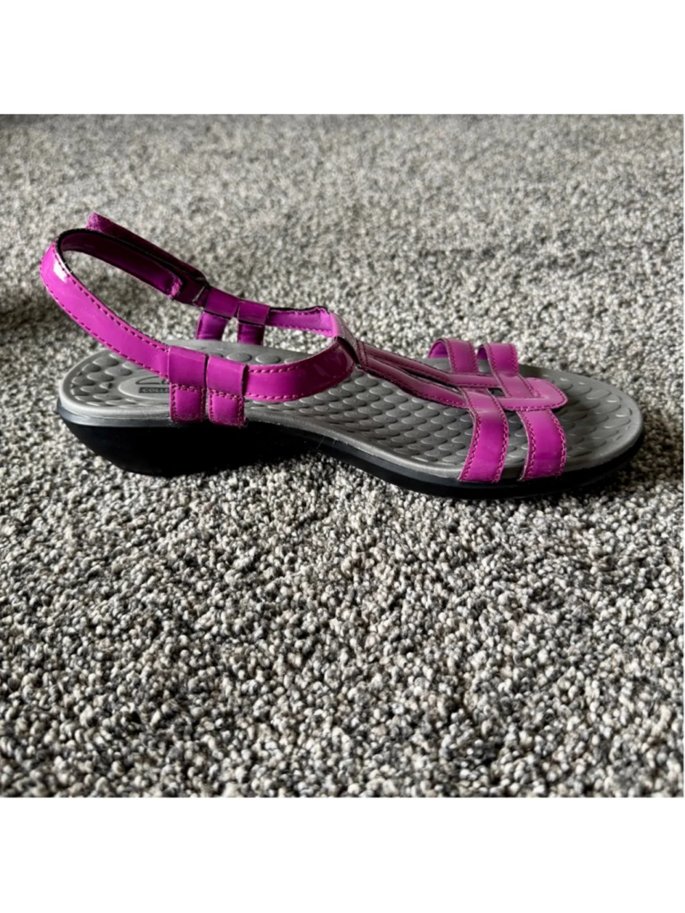 Women's Clarks Sonar Aster Patent T-Strap Sandals in Fuchsia Size 9